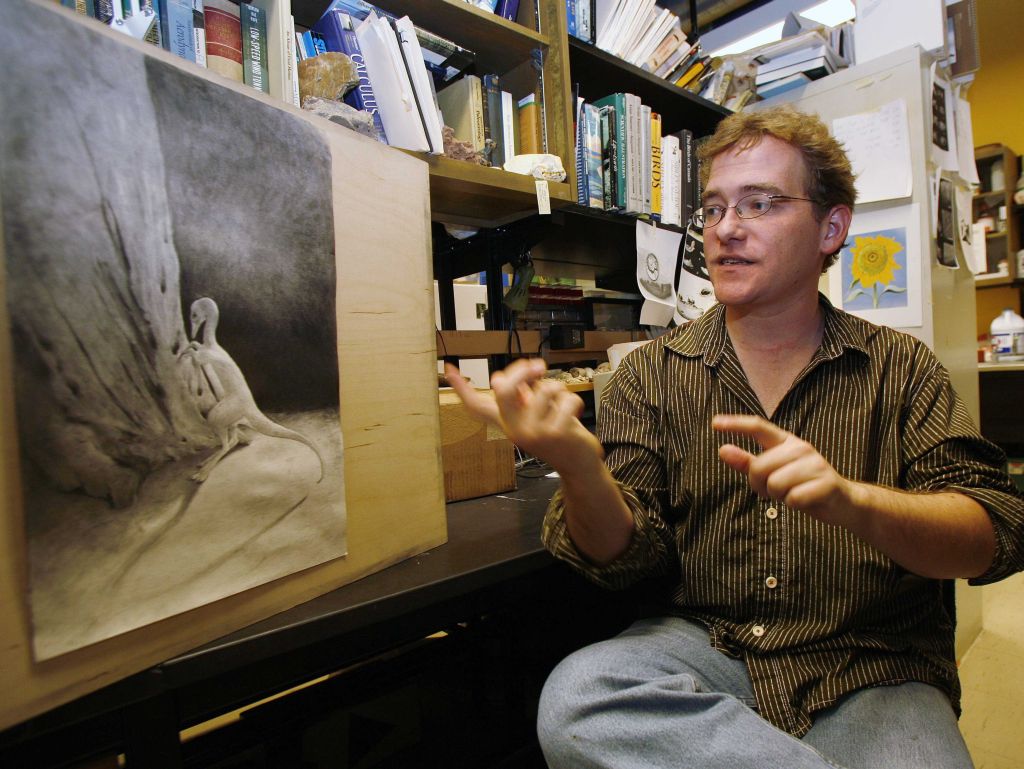 O paleontólogo Nick Longrich mostra a imagem do animal insetívoro, chamado de Albertonykus borealis | Todd Korol / Reuters