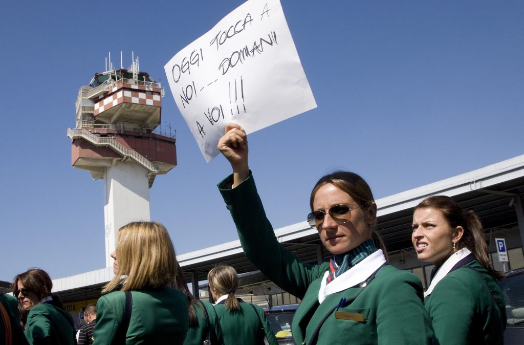 Trabalhadora carrega um cartaz com a frase: "hoje é a nossa vez, amanhã vai ser a sua" | Alessandro Bianchi / Reuters