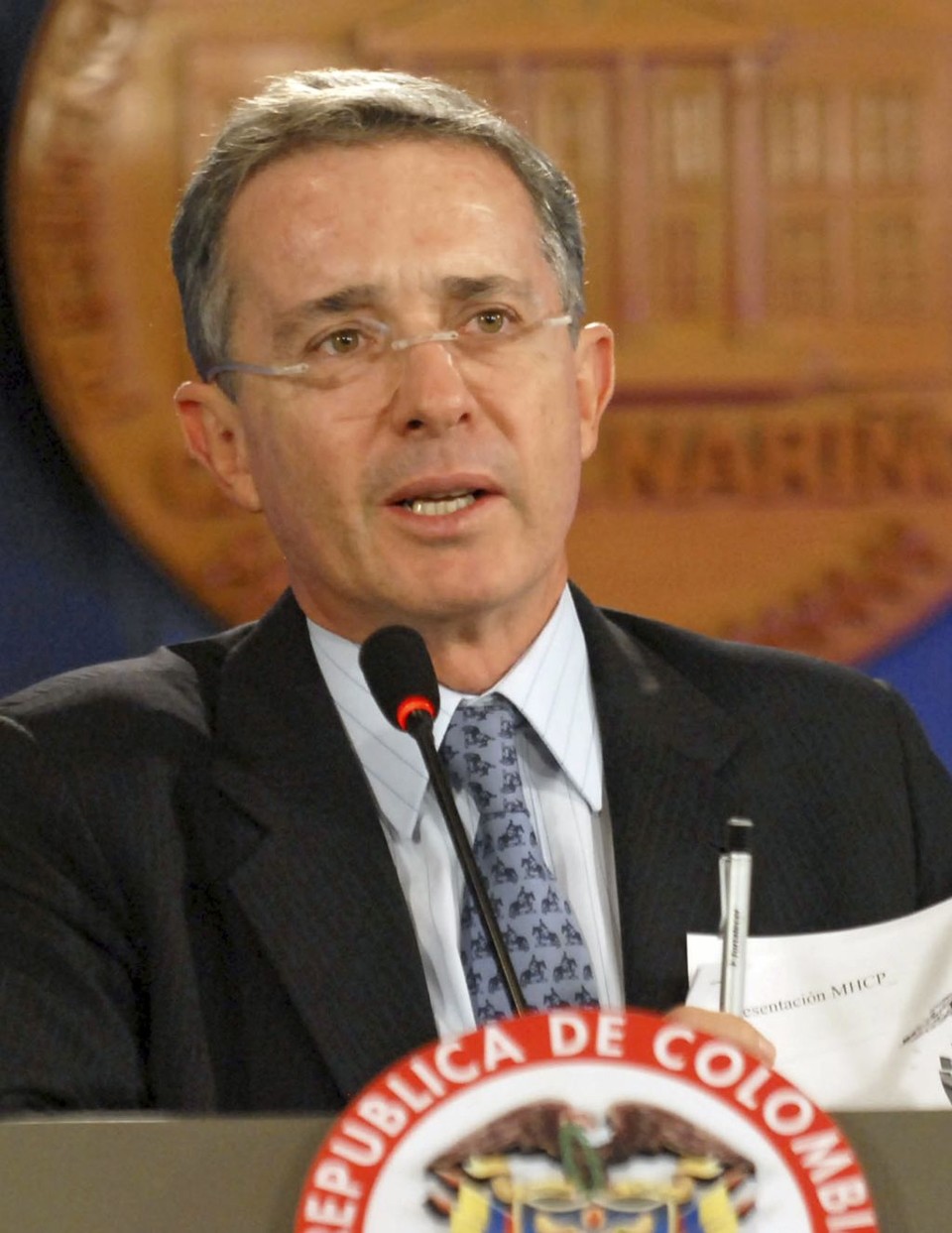 Após libertação de Ingrid Betancourt, Uribe alcançou números impressionantes de aprovação: mudança na Constituição para disputa de terceiro mandato em 2010 | Leonardo Sanchez / Reuters