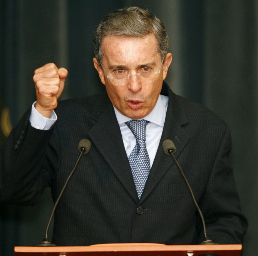 Na luta contra os insurgentes de esquerda e para a continuidade dos esforços para atrair investimentos estrangeiros, o melhor para Uribe seria o país encontrar outros candidatos | John Vizcaino / Reuters