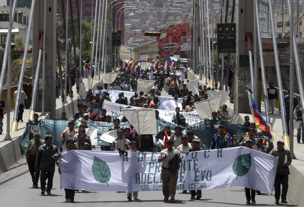 Cerca de 200 índios bloquearam a rodovia Santa Cruz-Cochabamba, uma das vias de acesso a La Paz | Gaston Brito / Reuters