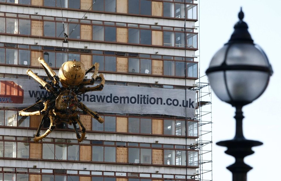 Aranha está pendurada em torre de Liverpool a 15 metros de altura | Phil Noble / Reuters