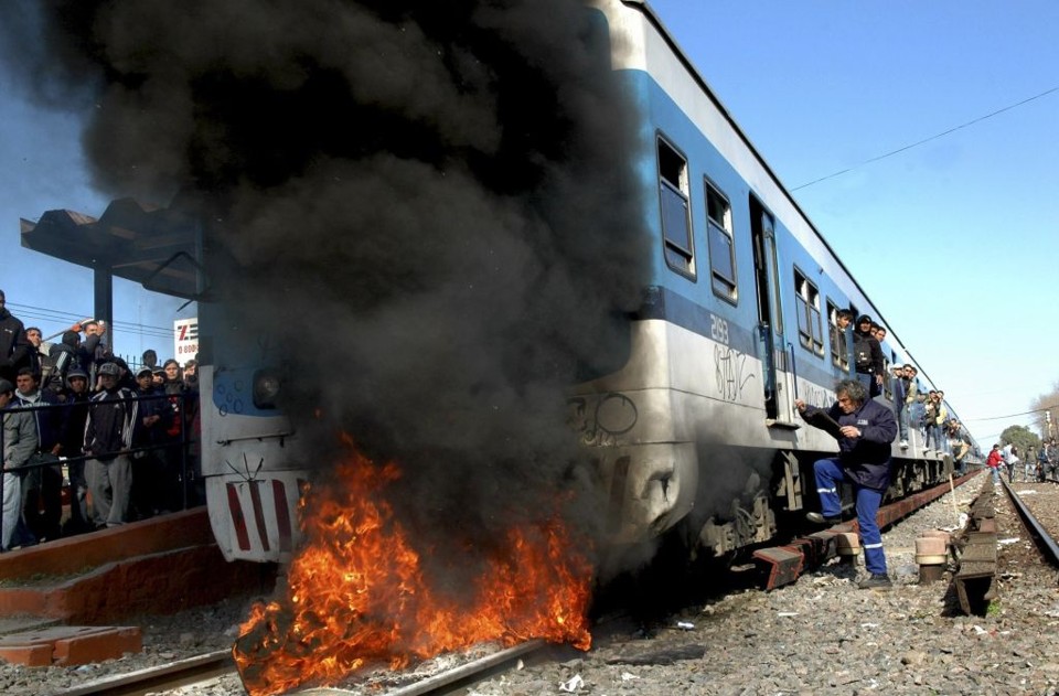 Imensas labaredas saíam de vários vagões na estação Merlo, da Linha Sarmiento, na Argentina | Rodolfo Pezzon / Reuters