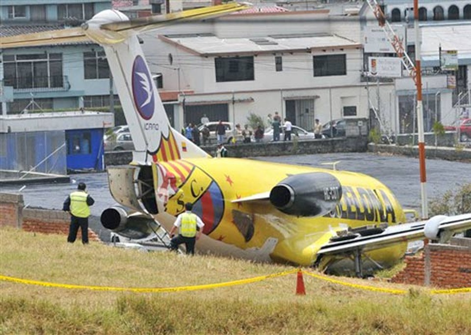 Avião da empresa Ícaro que saiu da pista nesta segunda-feira (22) no aeroporto de Quito, no Equador | AFP