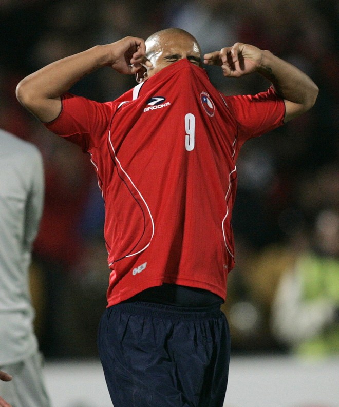 Suazo lamenta derrota do Chile, em pleno estádio Nacional, em Santiago |