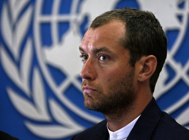 O ator britânico durante conferência em Kabul |