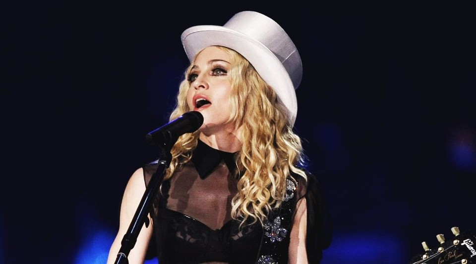 Madonna durante show em Amsterdam nesta terça-feira (2) | AFP/Rick Nederstigt
