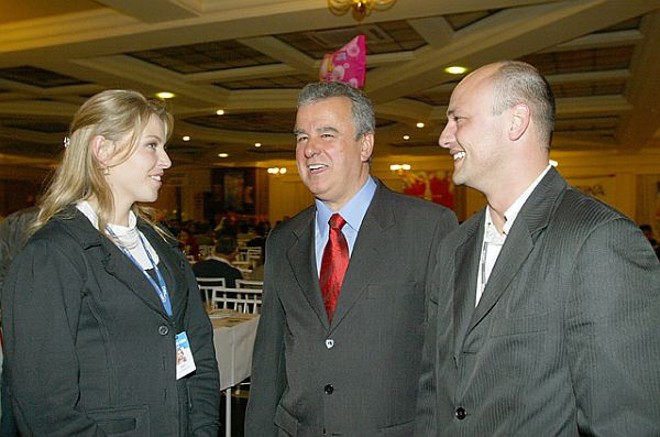 Ana Claudia Bernadon e Giuliano Ereno (à dir.), ambos representantes da Gazeta do Povo, com o presidente do Sindicato dos Jornaleiros do Paraná, Gregório De Bem, no jantar anual da entidade, realizado ontem no Restaurante Madalosso em comemoração ao Dia do Jornaleiro (30 de setembro) |