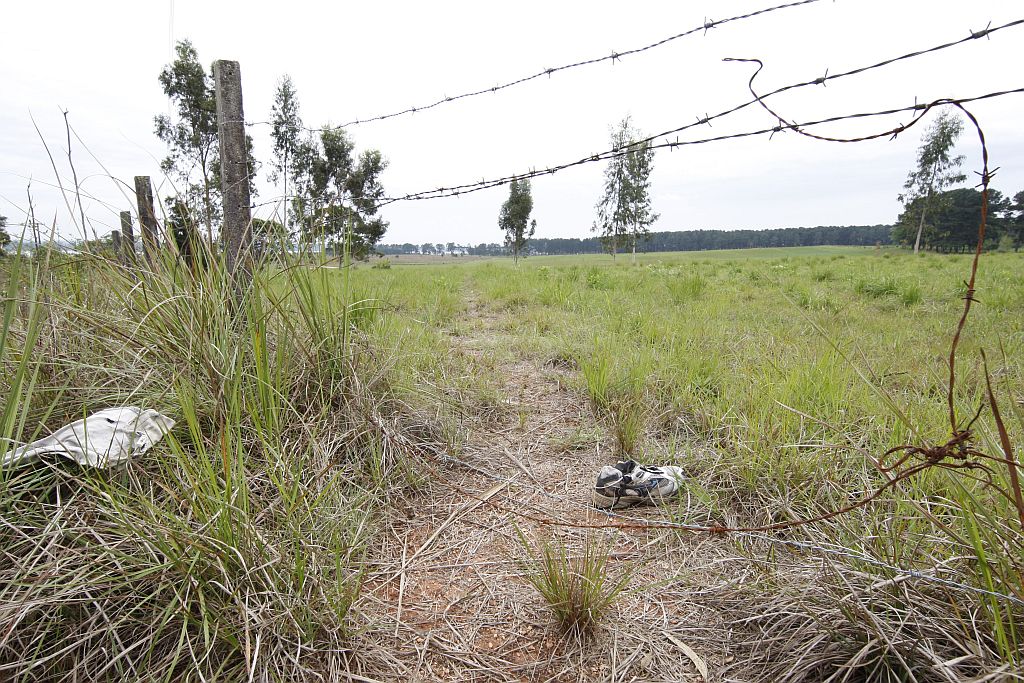 O caminho da fuga dos presos é facilmente identificado. A cerca está danificada e na hora que trocam de roupa os fugitivos deixam seus pertences para trás | Aniele Nascimento/Gazeta do Povo