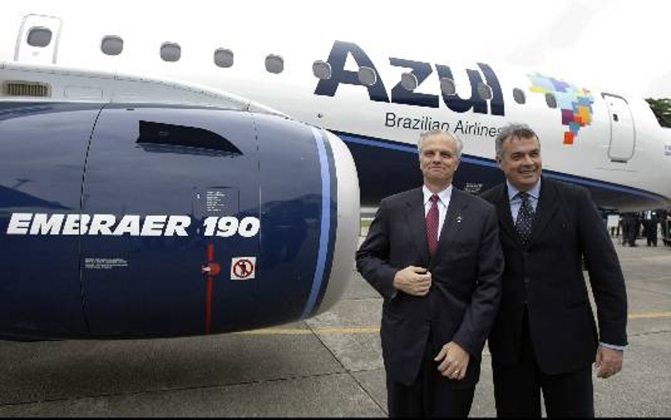 O executivo-chefe da Azul, David Neeleman (esq.), posa ao lado do presidente da companhia, Pedro Janot, em frente a um dos jatos da empresa | Reuters