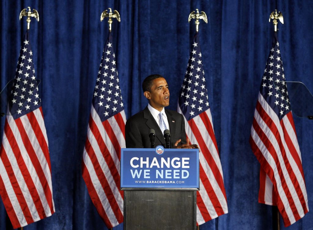 "Você pode passar batom em um porco. É ainda um porco. Você pode enrolar um peixe velho em um pedaço de papel chamado mudança", afirmou Obama em crítica ao mote de campanha de McCain | Matt Sullivan / Reuters