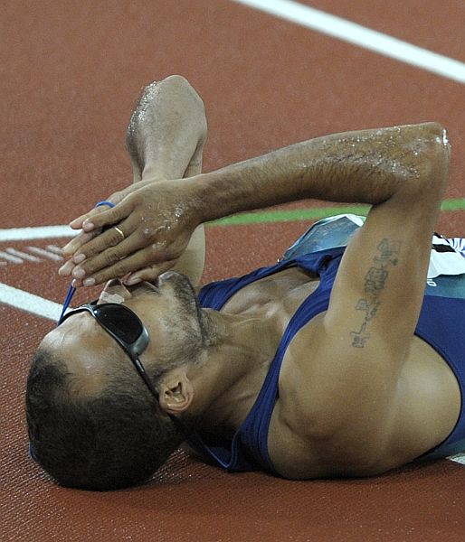 Emocionado, Lucas Prado vai ao chão após seu terceiro ouro em Pequim, desta vez nos 400 m da classe T11. | Liu Jin/AFP