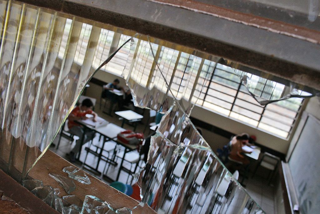 Colégio Estadual do Jardim Interlagos, em Cascavel: invasão e apedrejamento ameaçam alunos e professores. | César Machado/Gazeta do Povo