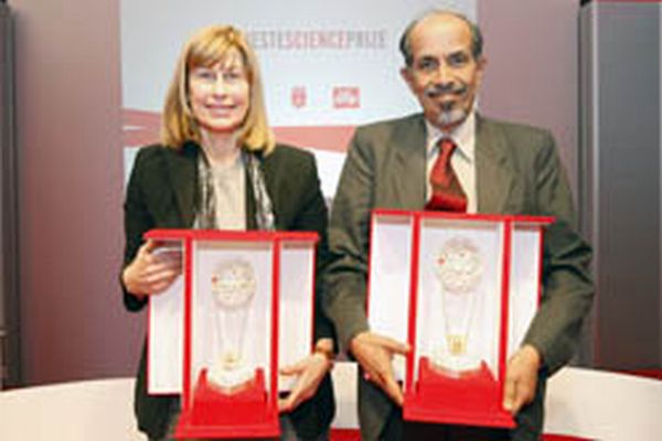 A astrofísica brasileira Beatriz Barbury posa ao lado do engenheiro indiano Roddam Narasimha na entrega do prêmio "Trieste Science Prize" | Reprodução / Trieste Science Prize