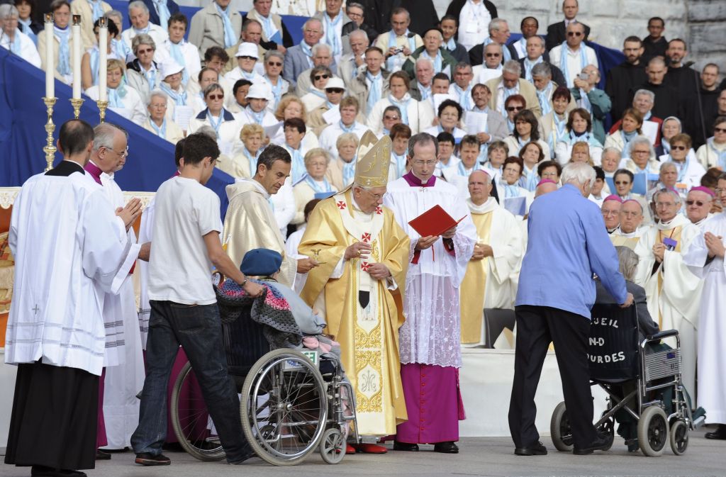 Idosos agasalhados em cadeiras de rodas, carregando cobertores, receberam a benção entre 60 mil fiéis presentes | Alberto Pizzoli/Reuters