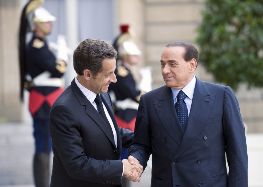 Durante encontro com Sarkozy (esq.) Berlusconi o governo vai pagar 80% do salário por até oito anos para 3.250 funcionários | Philippe Wojazer / Reuters