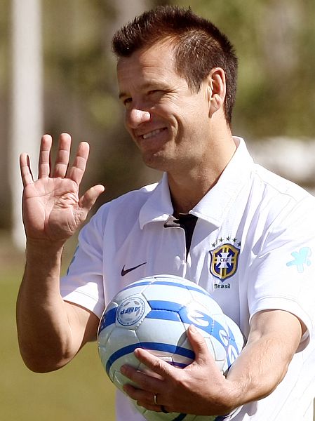 Ameaçado no cargo, o técnico Dunga comanda a seleção brasileira contra o Chile, domingo, em Santiago. | Vanderlei Almeida/AFP