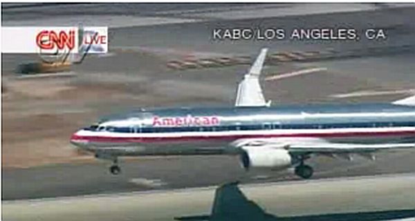 Avião teve o pneu traseiro esquerdo estourado. Incidente assustou 135 pessoas a bordo da aeronave | Reprodução / Globo News