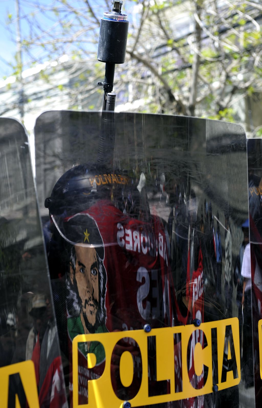 Policiais de choque bolivianos bloqueiam uma marcha de ativistas pró-Morales em El Alto, a 12 km de La Paz | AFP