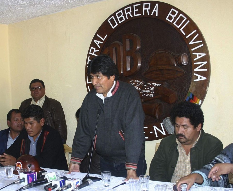 Desocupação de prédios públicos federais, restauração da ordem pública e investigação de massacre de camponeses foram os pontos acertados entre governo e oposição | Agencia Boliviana de Informaciones / Reuters