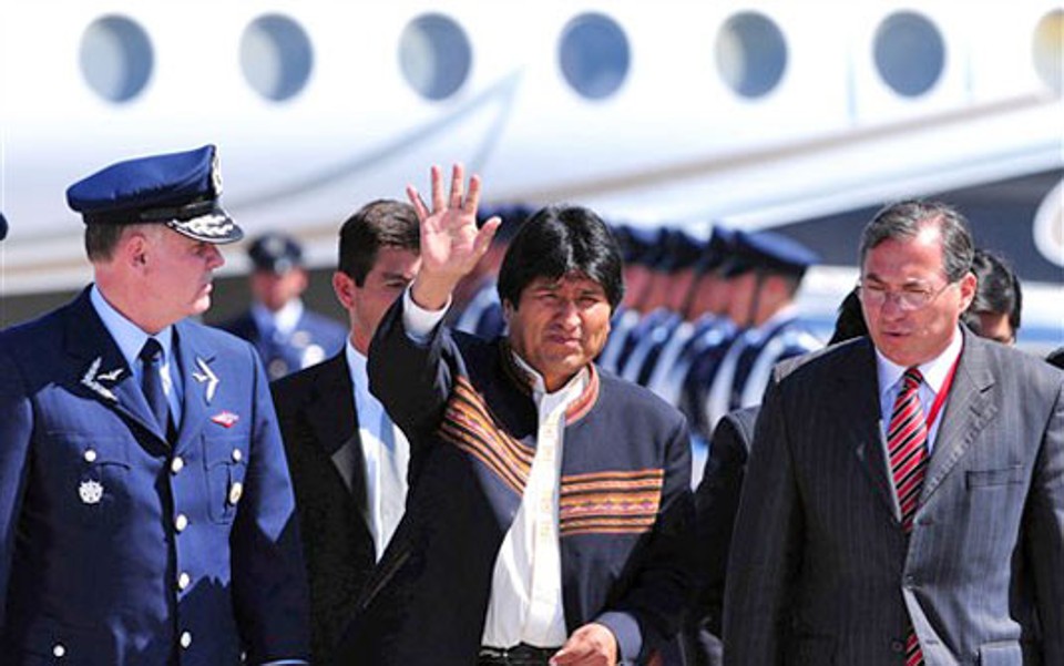 Evo Morales chega a Santiago do Chile nesta segunda-feira (15) para a reunião de presidentes sobre a crise política boliviana | AFP