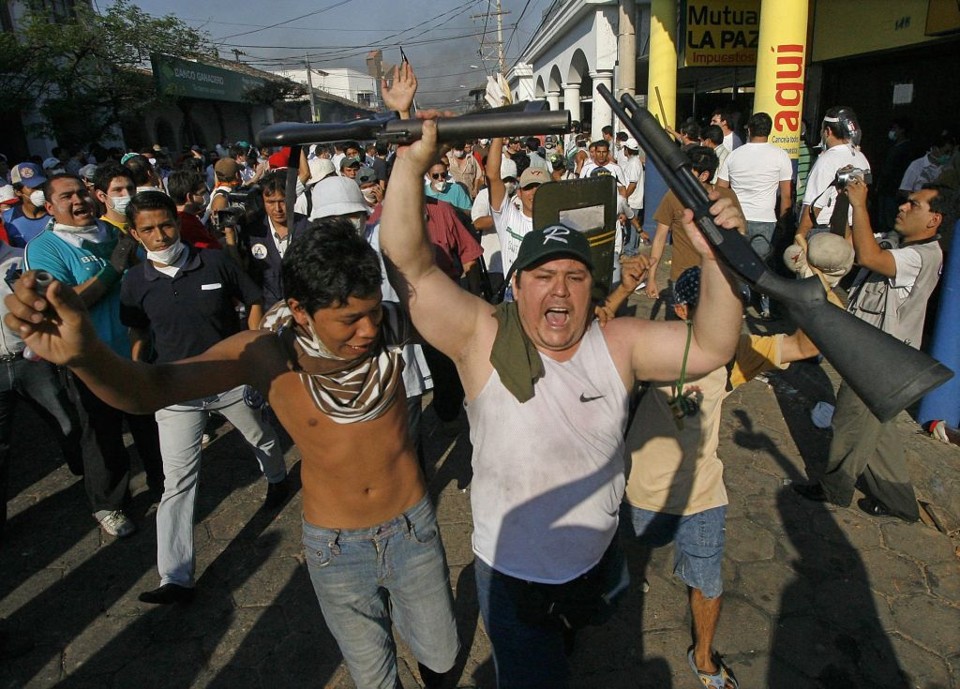 Opositores protestam em Santa Cruz contra a política adotada por Evo Morales na Bolívia: explosão de gasoduto de Tarija foi provocado por um atentado terrorista dos manifestantes | Carlos Hugo Vaca / Reuters