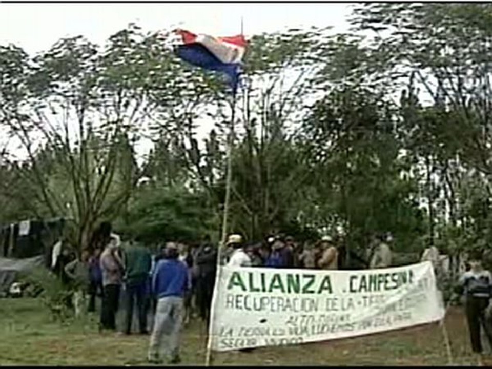 Paraguaios do movimento "Alianza Campesina" pretendem defender soberania paraguaia: perto de Foz existem mil agricultores brasiguaios | Reprodução / Jornal Nacional