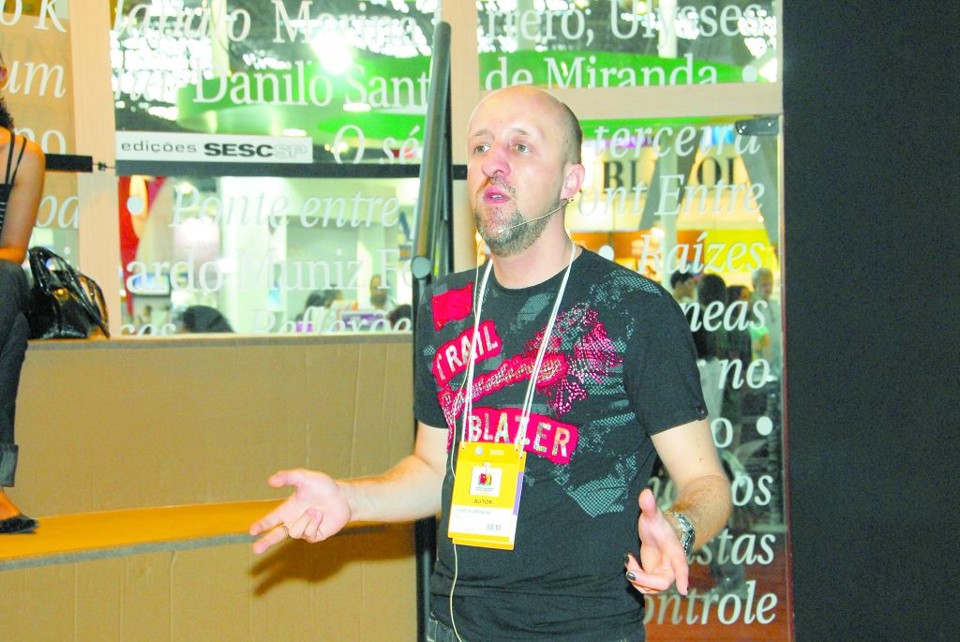 Do silêncio ao palco: Carpinejar usa todos os espaços para veicular a sua produção | J. Egberto/Divulgação
