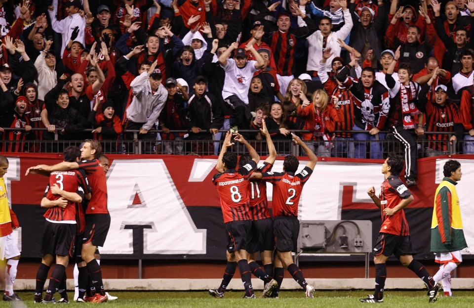 Torcida atleticana comemora com os jogadores um dos gols da vitória diante da Portuguesa | Rodolfo Bührer / Gazeta do Povo