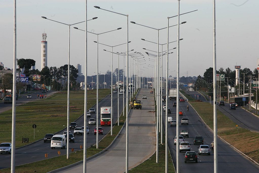 Primeira fase da Linha Verde: falta de viadutos e trincheiras, muito criticada, será amenizada com algumas obras complementares no trecho até o Atuba | Daniel Castellano/Gazeta do Povo