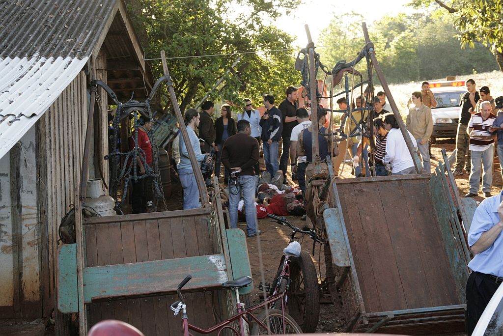 Cenário da chacina, à beira do Rio Paraná: 15 corpos foram encontrados pela polícia | Antonio Roberto/Umuarama Ilustrado