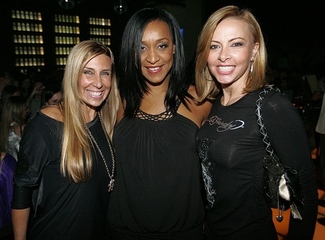 As amigas Louise Alves (à esq.) e Arlete Pêra (à dir.) com a cantora canadense Lisa Shaw, logo após a apresentação dela na Liqüe, na última quinta-feira. Lisa, considerada 