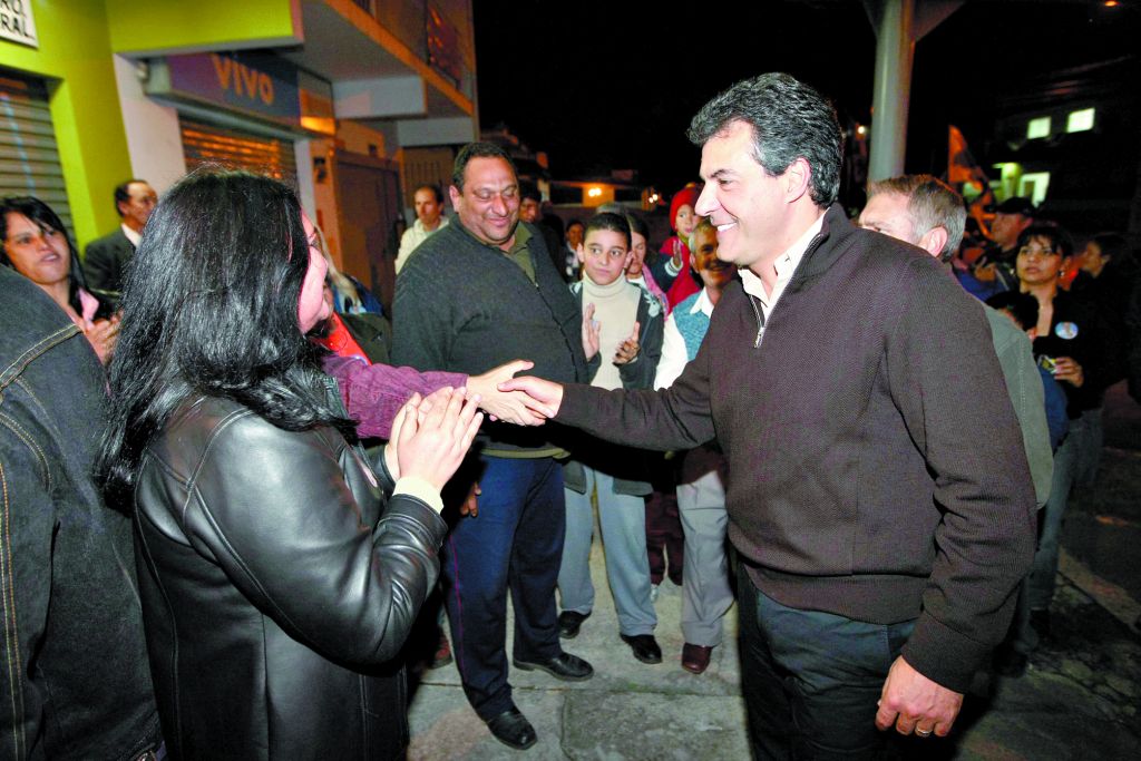 Beto Richa em campanha: nova pesquisa do Datafolha mostra que o prefeito seria reeleito em primeiro turno se a eleição fosse hoje | Pedro Serápio/Gazeta do Povo