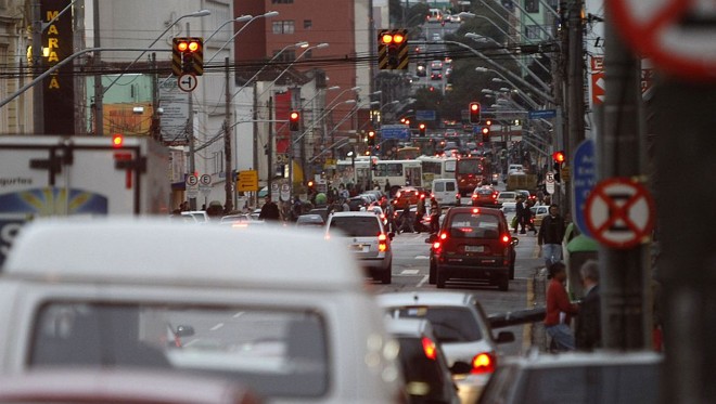 Ruas lotadas: decadência do transporte coletivo é apontada como um dos fatores para a compra de mais veículos na cidade | Jonathan Campos/Gazeta do Povo