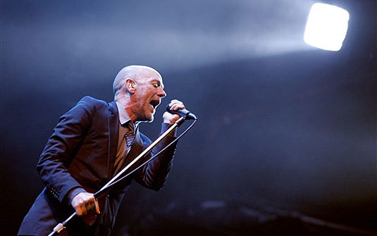 Michael Stipe, líder do R.E.M., durante apresentação em Paris | AFP