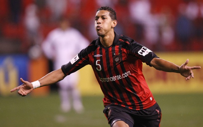 O zagueiro Antônio Carlos comemora o segundo gol do Atlético no triunfo diante da Lusa | 