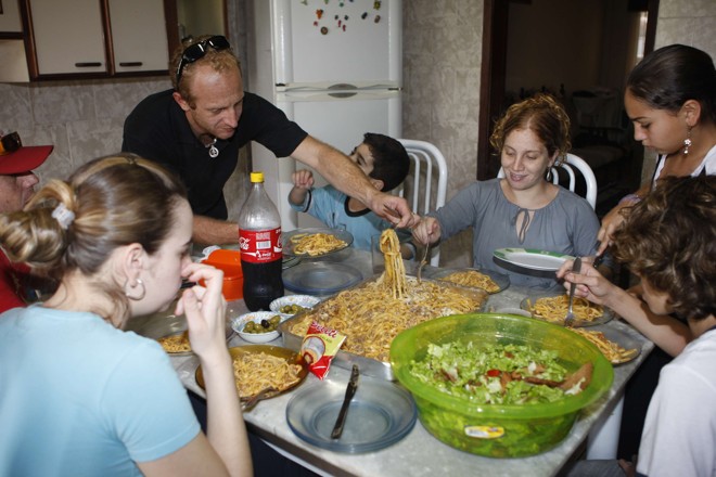 Primeiro almoço da família reunida após o drama vivido por Nariman no Líbano |