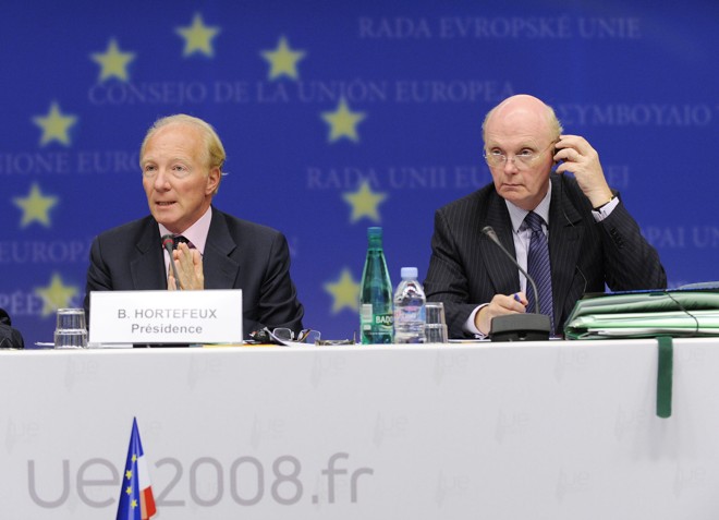 O Ministro de Imigração da França Brice Hortefeux (esq.) e seu assessor Patrick Stefanini anunciaram a criação do "cartão azul" | John Thys / AFP Photo