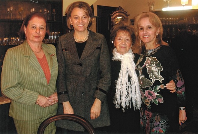 Badalada comemoração - Amigos e clientes de Regina e Murilo Reffo, foram recepcionados com fino coquetel comemorativo dos 63 Anos da tradicional Reffo Jóias e Cristais. Na foto, Edda Deiss de Mello e Silva, Avani Slomp Rodrigues, Odete Conti e Regina Reffo |