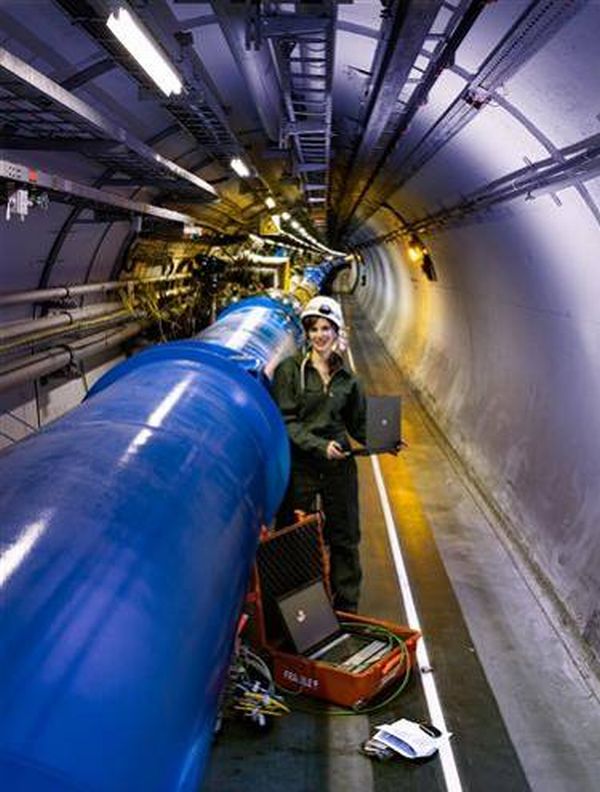Técnica checa conexões no interior do túnel subterrâneo do LHC | Reprodução / Cern