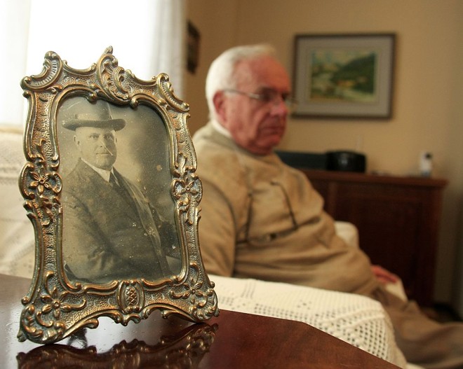 No porta-retrato, a imagem do pai de Hans Garbers, Johannes, que foi detido na campanha de nacionalização | Daniel Derevecki/Gazeta do Povo