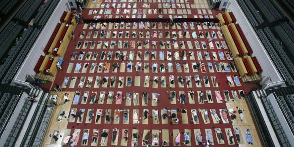 Familiares dormiram em 350 colchões no chão do ginásio da universidade. Isso foi feito para que eles acompanhassem o 1º dia de aula dos filhos | Reuters