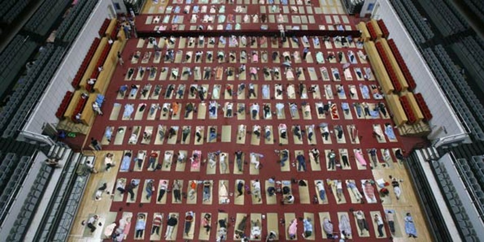 Familiares dormiram em 350 colchões no chão do ginásio da universidade. Isso foi feito para que eles acompanhassem o 1º dia de aula dos filhos | Reuters