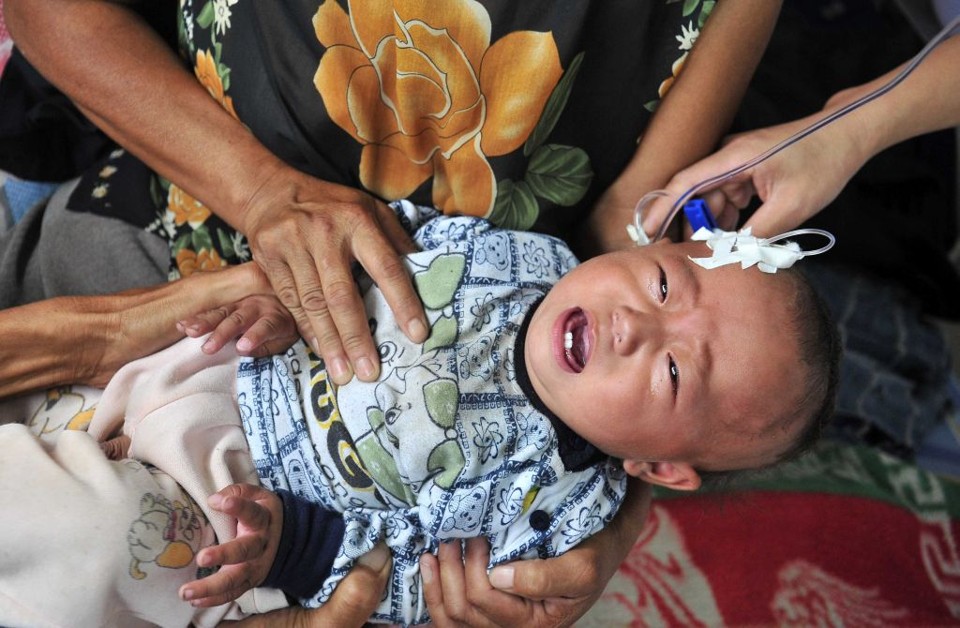 O bebê Xie Liu, de 8 meses de idade, recebe tratamento médico no hospital em Hefei, na província de Anhui | Stringer / Reuters