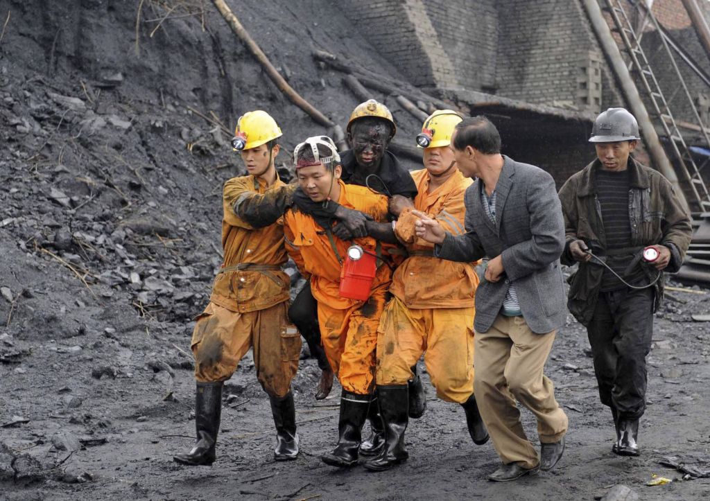 Equipe de resgate encontra operário debaixo dos escombros, após desabamento de um depósito de lixo ilegal em uma mina | Xinhua / Reuters