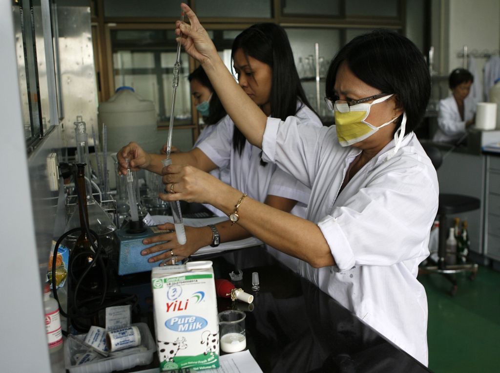 Laboratório faz análise do leite contaminado, após escândalo que confirmou a contaminação com a substância química melamina, na China | Cheryl Ravelo / Reuters