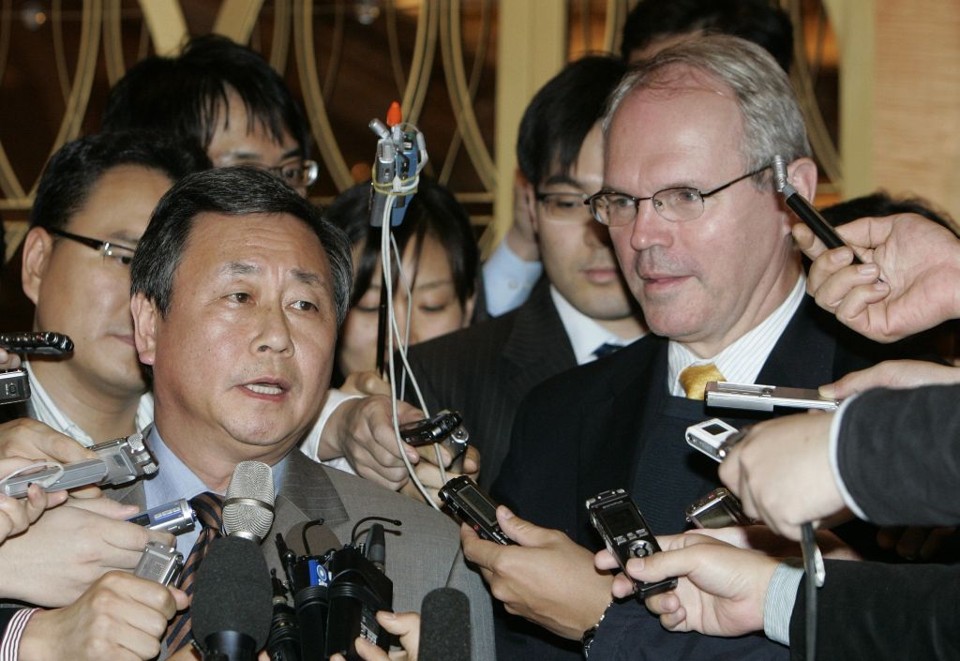 Negociador nuclear sul-coreano Kim Sook (esq.) concede entrevista ao lado do diplomata norte-americano Christopher Hill (dir.): busca de acordo multilateral | Jo Yong-Hak / Reuters