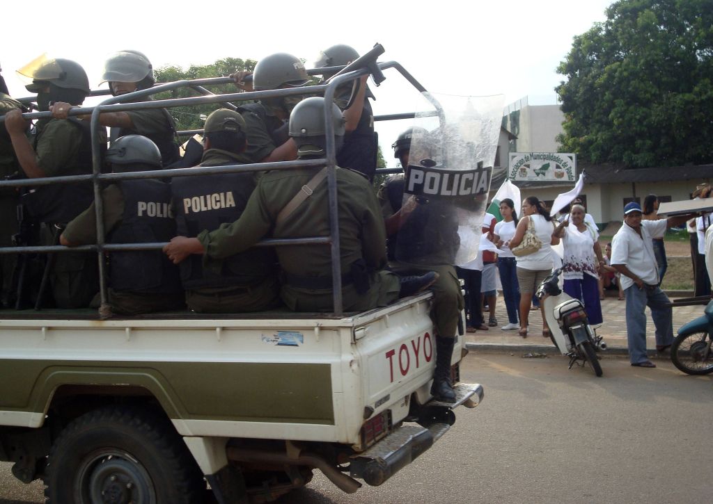 Policiais buscam garantir o estado de sítio na região: poucos carros circulam e comércios estão com as portas fechadas, na capital Cobija, em Pando | Stringer / Reuters