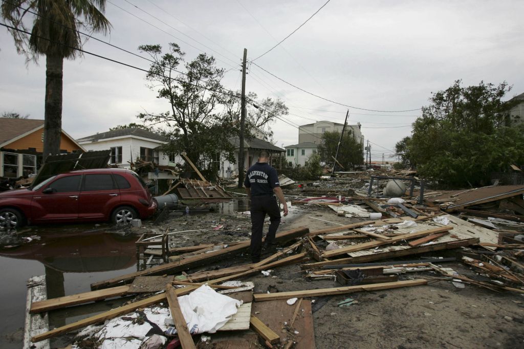 Bombeiro verifica os prejuízos causados pelos ventos intensos do Ike: postes da linha elétrica foram derrubados e causaram prejuízos consideráveis, em Galveston, no Texas | Jessica Rinaldi