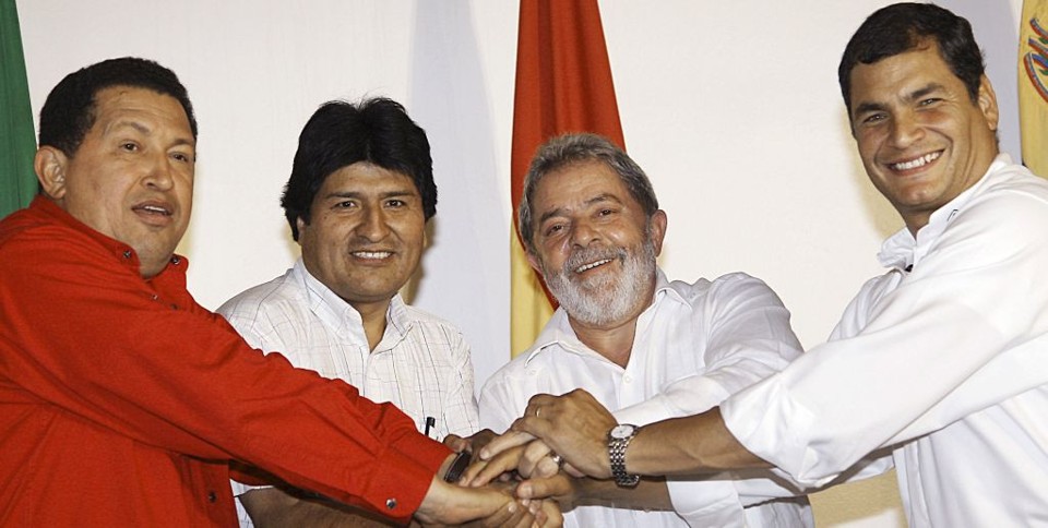 Presidente equatoriano se mostrou bem animado após vitória no referendo: Chávez (esq.), Morales, Lula e Correa (dir.), durante encontro em Manaus | Ricardo Stuckert / Reuters